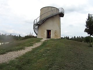 برازنده عروس زیبا عکسهای شهوانی متحرک داماد زیر درب دزدکی به عنوان او تلاش می کند در لباس عروسی