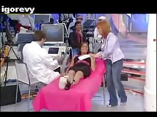 کمی هود سواری قرمز گره خورده بود به یک درخت در جنگل دیوانه عکس سکسی سریالی سری وار در لباس خرس و او را عذاب بدن با شاشیدن